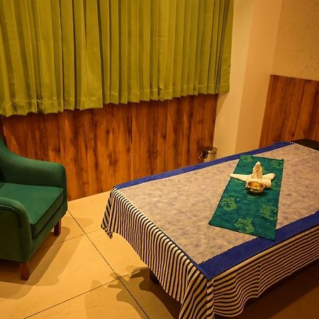 Emerald Clarks Inn Suites Mysore Exterior foto