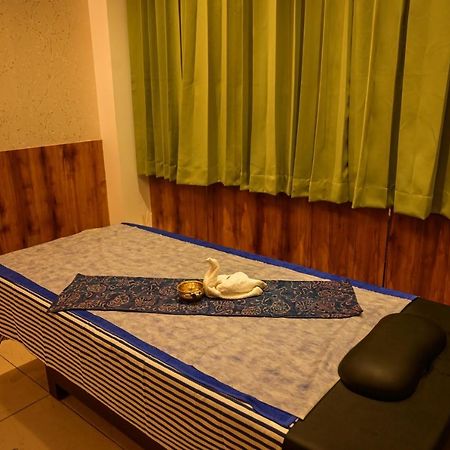Emerald Clarks Inn Suites Mysore Exterior foto