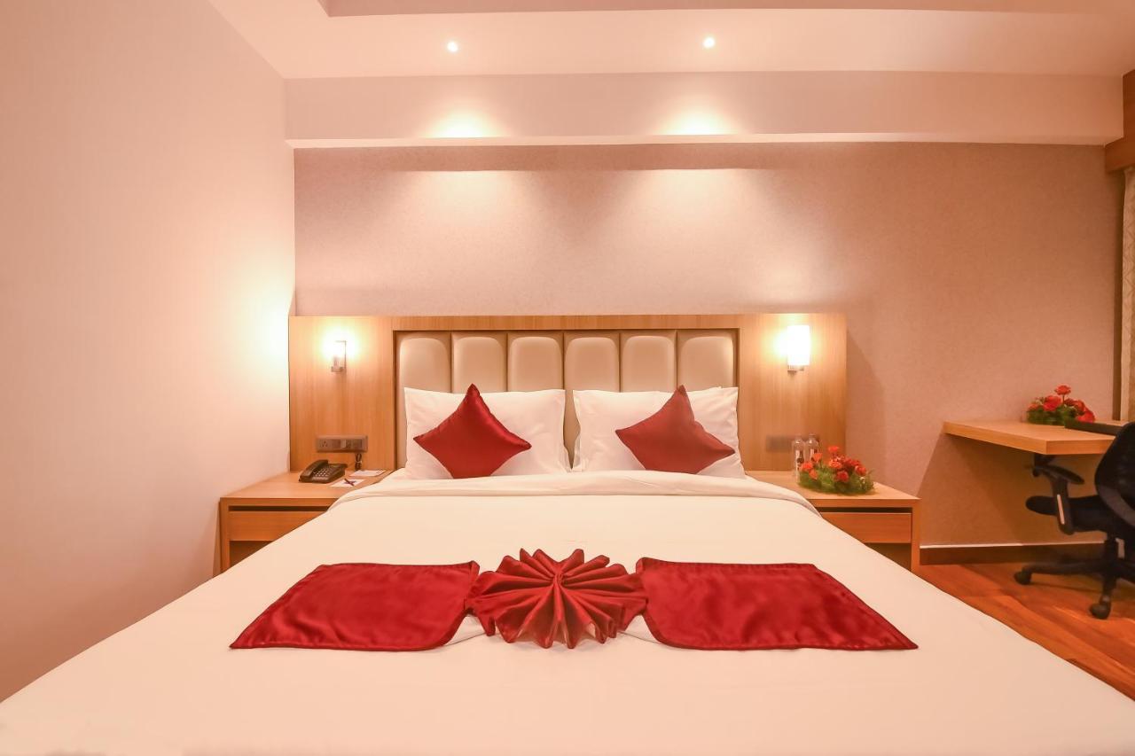 Emerald Clarks Inn Suites Mysore Exterior foto