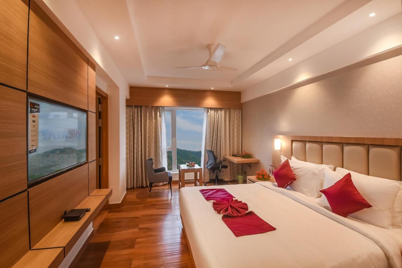 Emerald Clarks Inn Suites Mysore Exterior foto