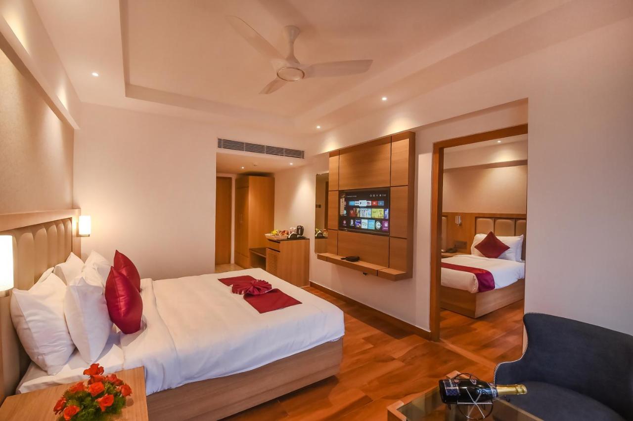 Emerald Clarks Inn Suites Mysore Exterior foto