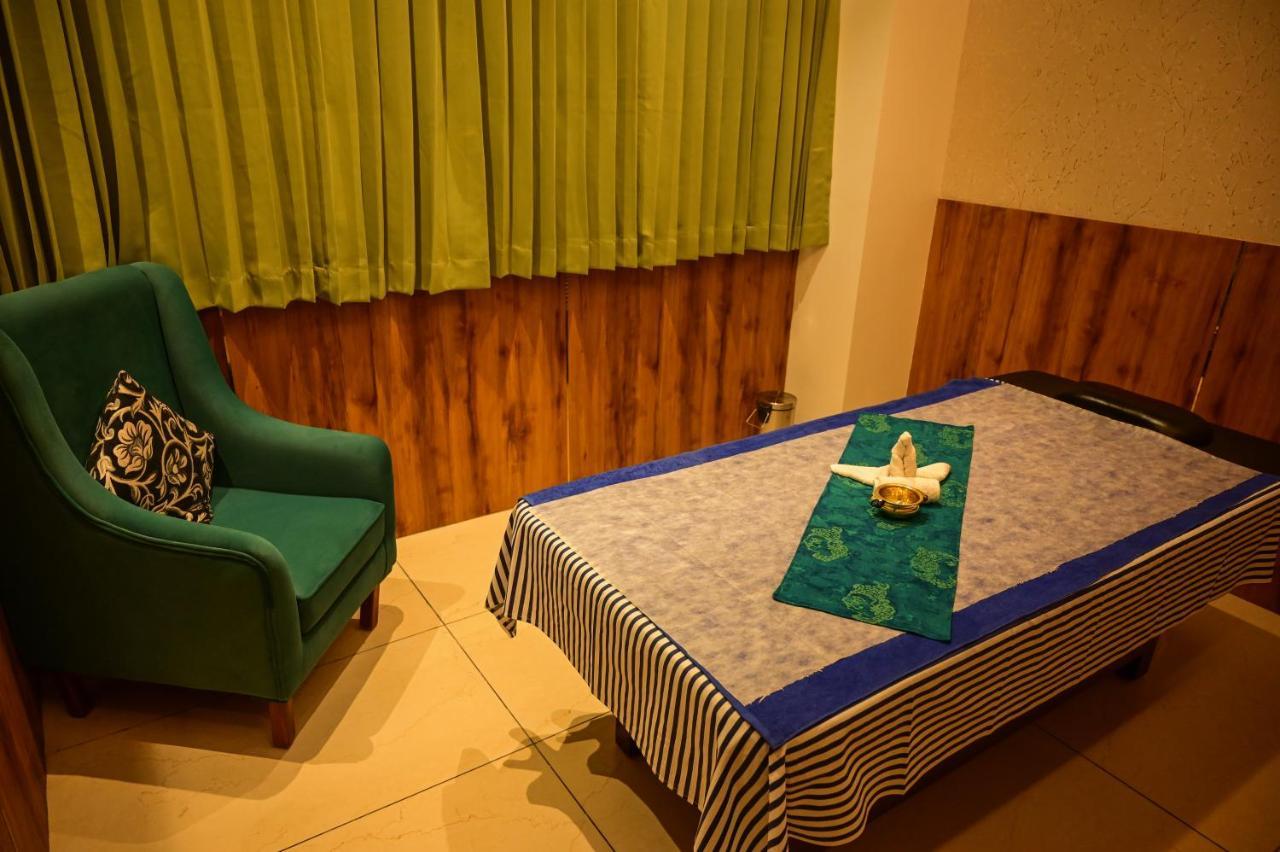 Emerald Clarks Inn Suites Mysore Exterior foto