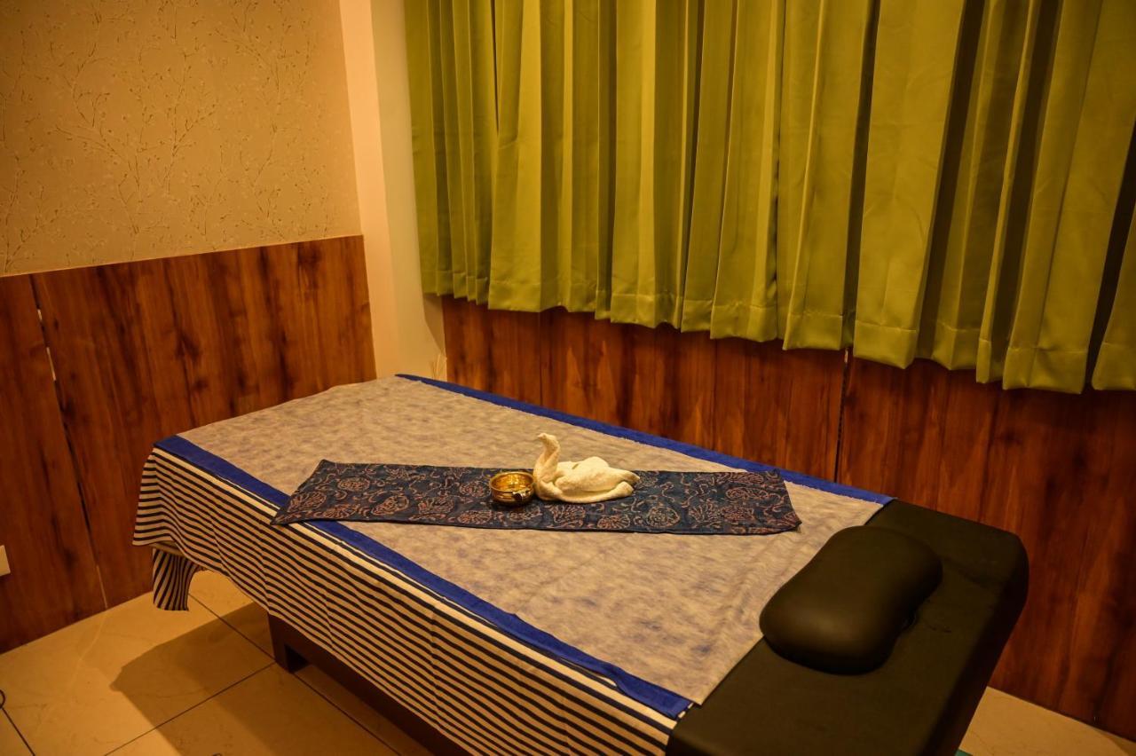Emerald Clarks Inn Suites Mysore Exterior foto